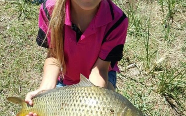 ZandrÃ© (8) met haar 1.86kg karp